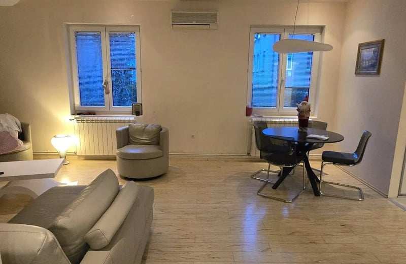 Rent of a spacious three-room apartment, 72 m², in the center of Vračar, Belgrade, Serbia