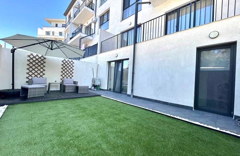 Location d’un appartement récent de deux pièces avec terrasse, Bucarest, Roumanie