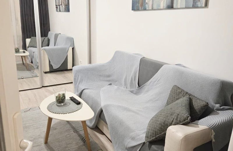 Аренда комфортной квартиры с двумя отдельными комнатами и балконом, Констанца, Румыния