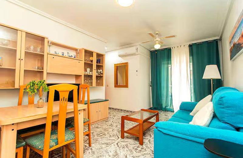 Alquiler de acogedor y soleado apartamento de dos habitaciones con balcón, Torrevieja, España