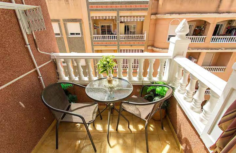 Alquiler de acogedor y soleado apartamento de dos habitaciones con balcón, Torrevieja, España