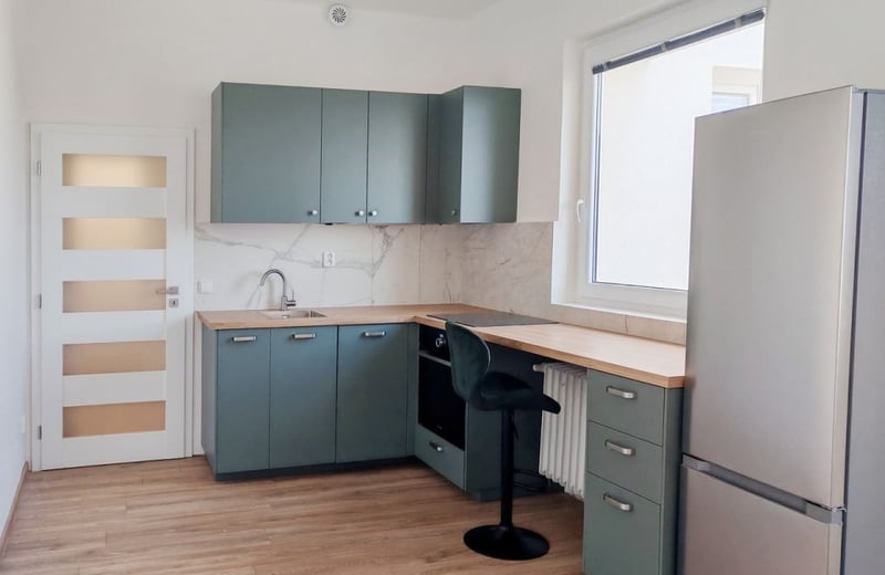 Apartamento luminoso y amueblado 52 m² con terraza en alquiler en Strašnice, Praga, República Checa