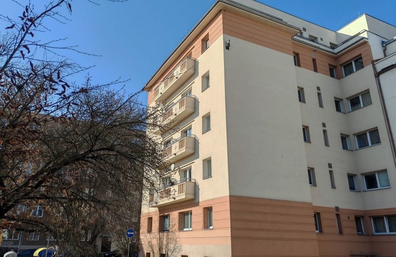 Apartamento luminoso y amueblado 52 m² con terraza en alquiler en Strašnice, Praga, República Checa
