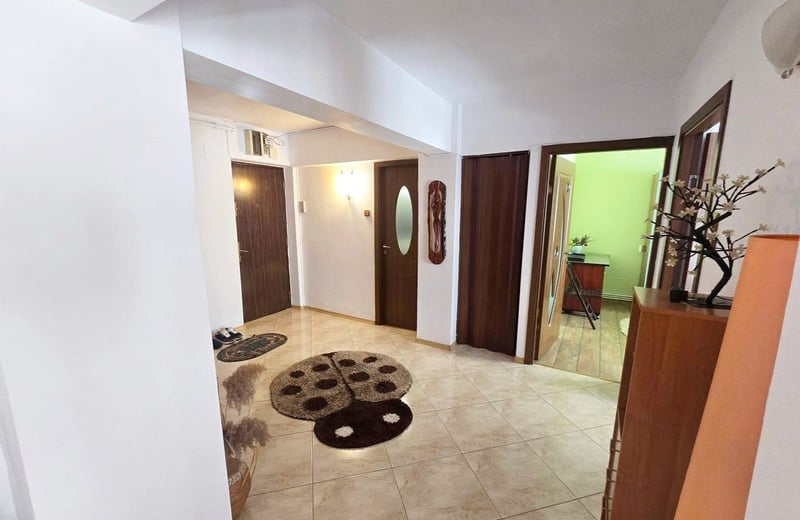 Spacious apartment with balcony for rent, 100 m², Constanța, Romania