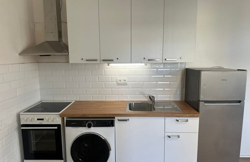 Location d'un appartement lumineux et entièrement meublé avec balcon, 47 m², Smíchov, Prague, République tchèque