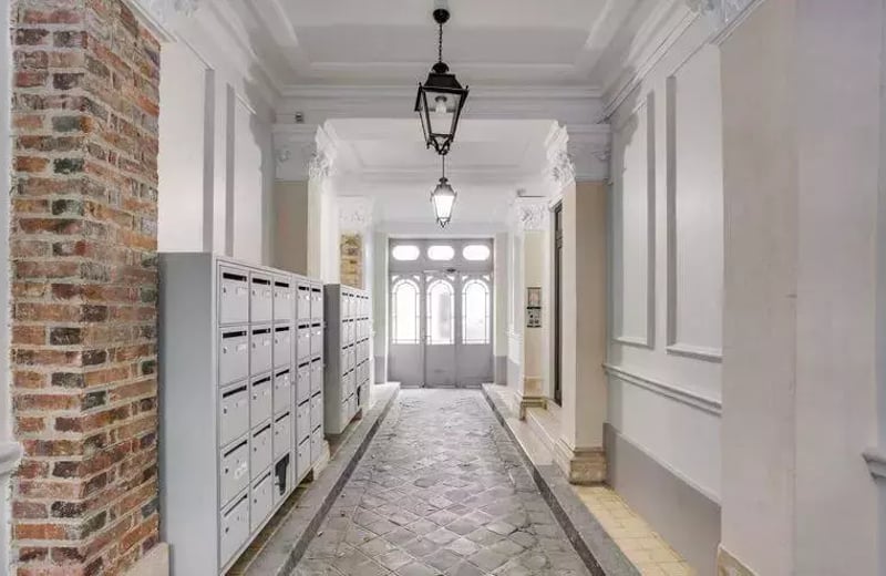 Long-term rental in Paris — 4-room 101 m² apartment with balcony and elevator in the 9th district