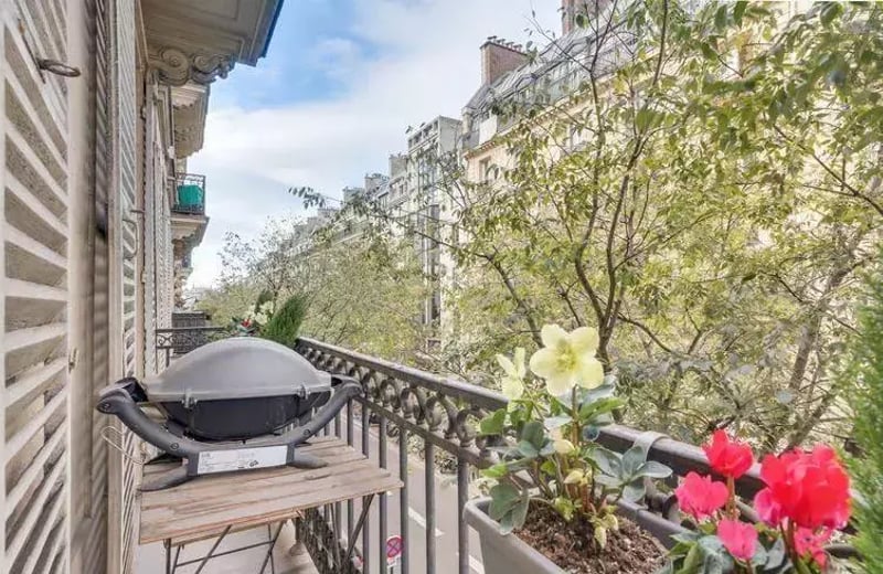 Long-term rental in Paris — 4-room 101 m² apartment with balcony and elevator in the 9th district