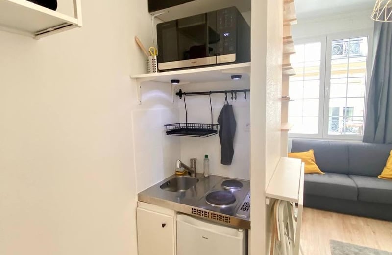 Small bright studio in Paris