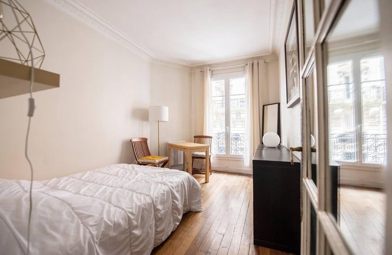 Small bright studio 20 m2 in Paris