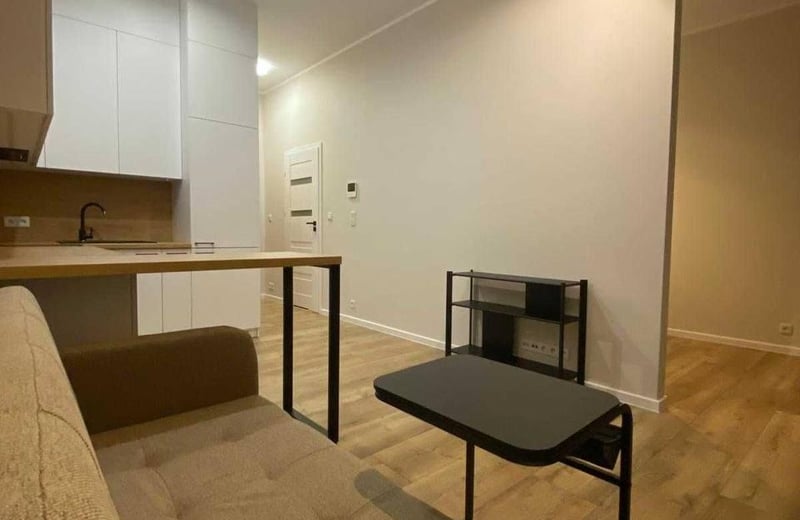Moderno apartamento de 2 habitaciones con muebles y patio en Cracovia.
