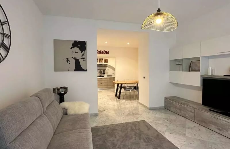 Rent a 2-room Apartment in Palazzo Miramare with Terrace and Garden, Genoa