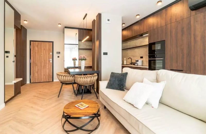 Spacious 3-bedroom apartment with a balcony on Jana Kazimierza Street, Wola, Warsaw