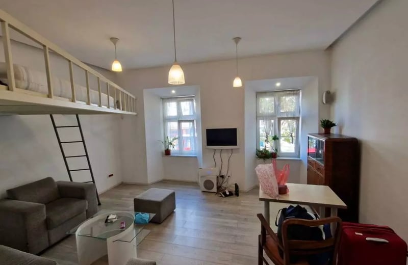 Alquiler a largo plazo de un amplio apartamento dúplex de 3 habitaciones en el centro de Belgrado