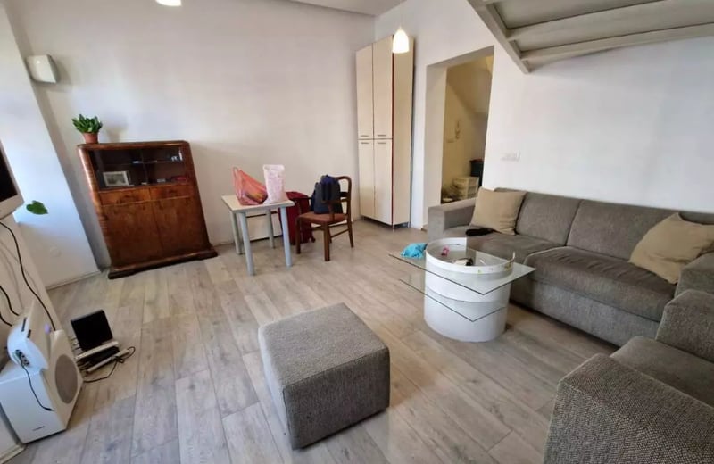 Alquiler a largo plazo de un amplio apartamento dúplex de 3 habitaciones en el centro de Belgrado