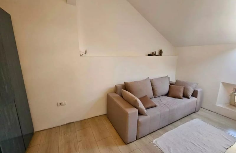 Alquiler a largo plazo de un amplio apartamento dúplex de 3 habitaciones en el centro de Belgrado