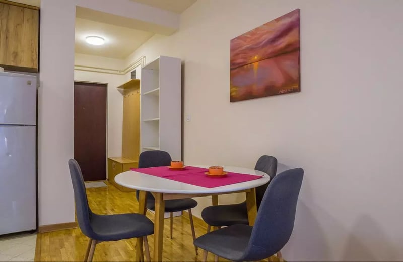 Alquiler a largo plazo de estudio en Belgrado cerca de la Plaza Slavia