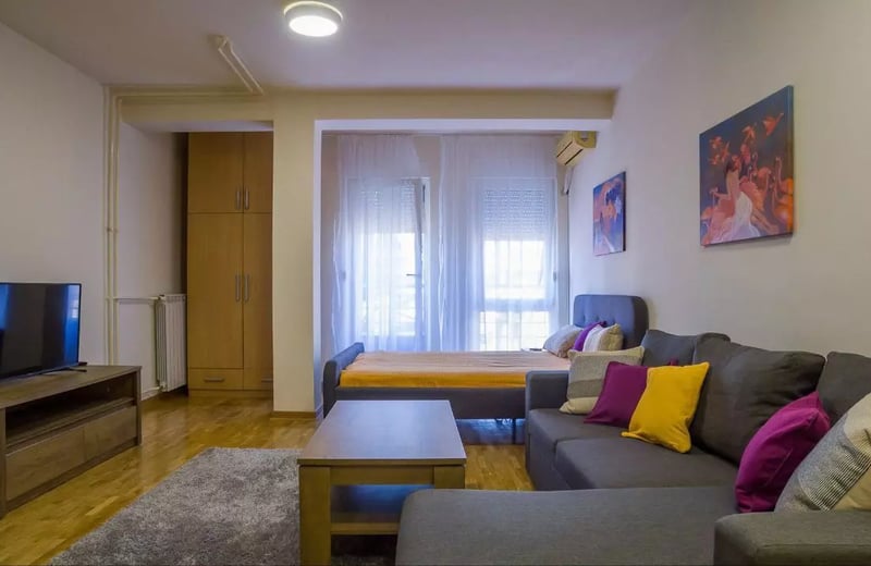 Alquiler a largo plazo de estudio en Belgrado cerca de la Plaza Slavia