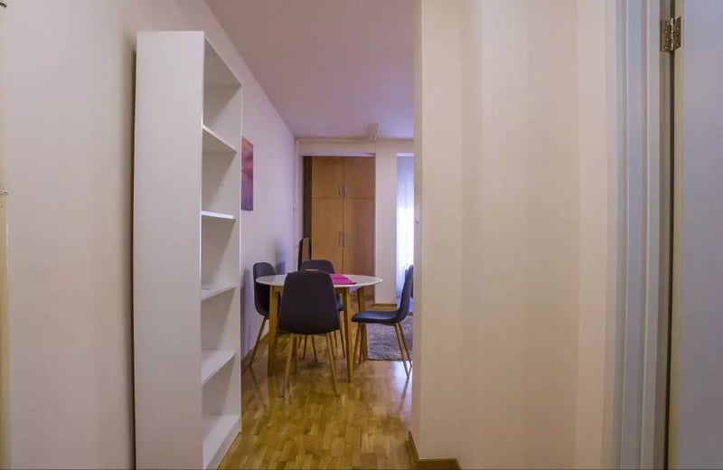Alquiler a largo plazo de estudio en Belgrado cerca de la Plaza Slavia