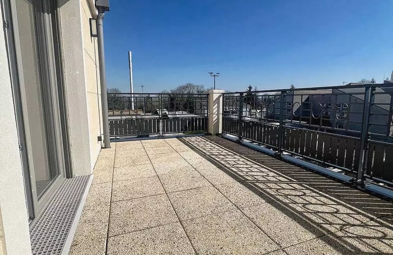 Long-term rental of a 3-room apartment with a terrace in Montfermeil, France