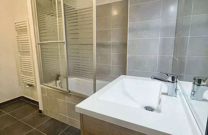 Long-term rental of a 3-room apartment with a terrace in Montfermeil, France