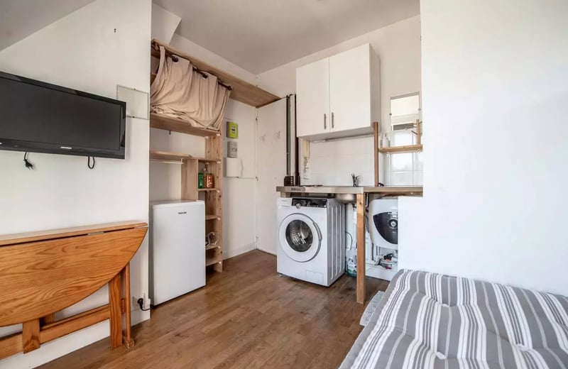 Long-term rental of a studio with a balcony in Paris, France