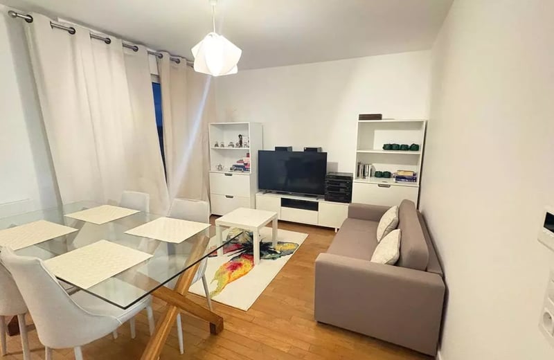 Long-term rental studio with tower view (30 m²) on Avenue Kléber, 75116 Paris, France