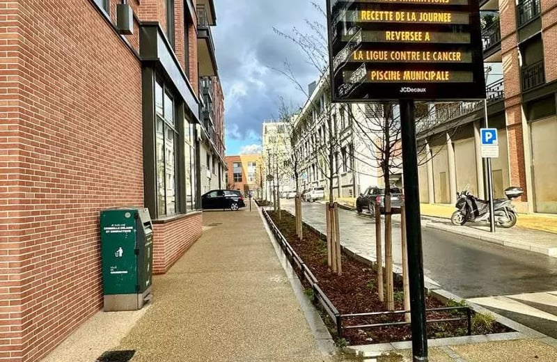 Long-term rental 2-bedroom apartment with balcony and parking in Courbevoie, France