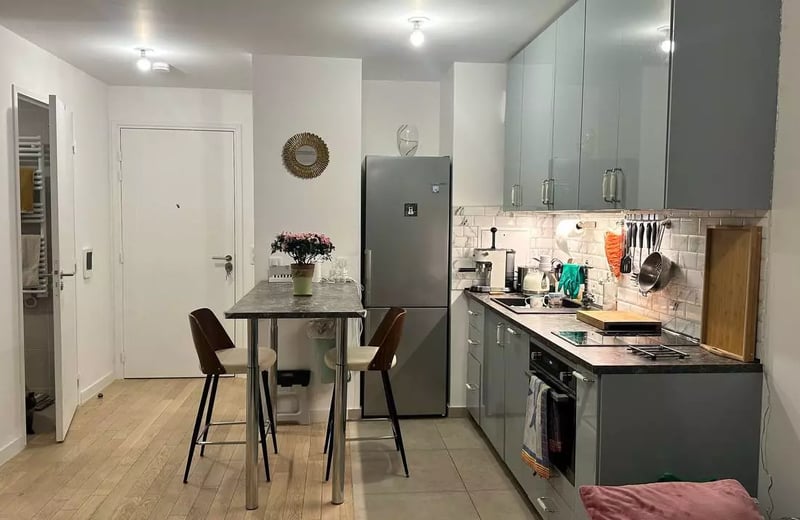 Long-term rental 2-bedroom apartment with balcony and parking in Courbevoie, France