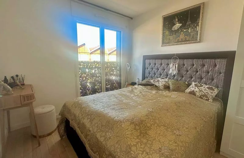 Long-term rental 2-bedroom apartment with balcony and parking in Courbevoie, France