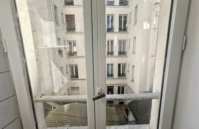 Long-term rental studio in Paris 15th district, private toilet