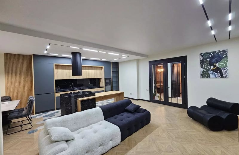 Alquiler a largo plazo de piso nuevo de dos dormitorios en Batumi cerca del Parque 6 de Mayo