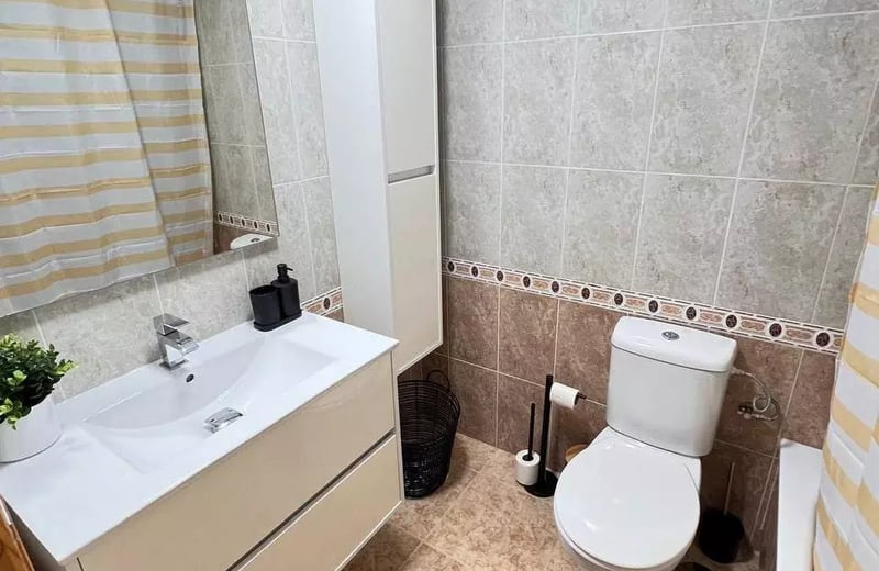 Long-term rental apartment with sea view in Torrevieja (Alicante), 2 bedrooms just 100m from the beach