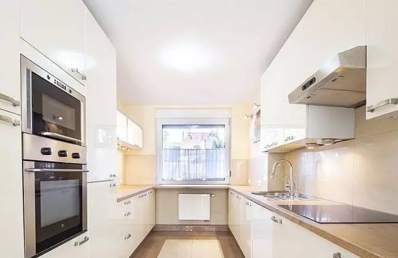 Long-term rental 220 m² house in a secured complex on Hufcowa St, Wrocław