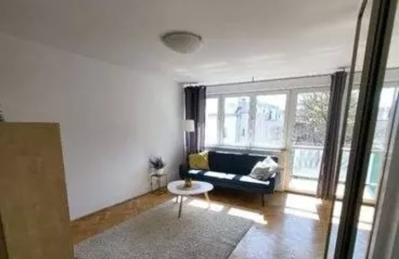 Долгосрочная аренда уютной кавалерки с балконом в центре Варшавы