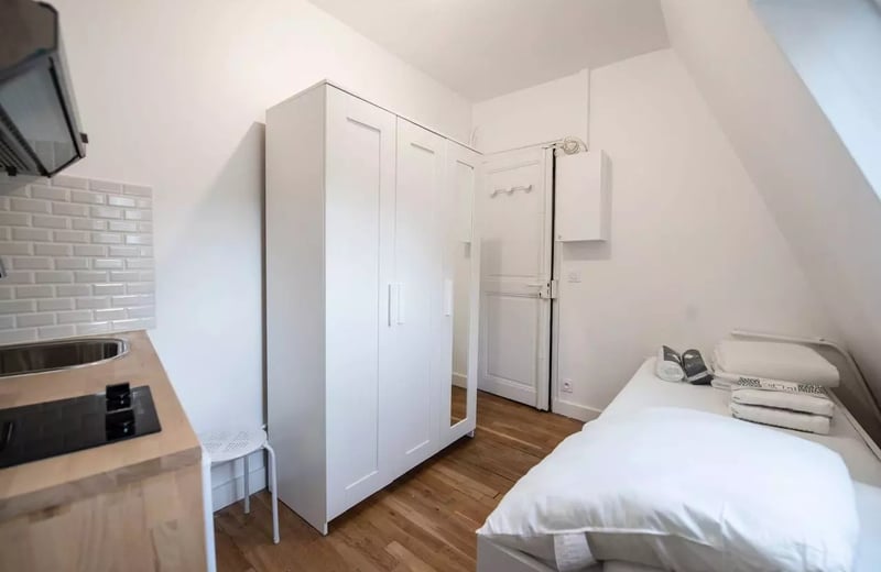 Long-term rental of 10m² studio in the 8th arrondissement of Paris, France