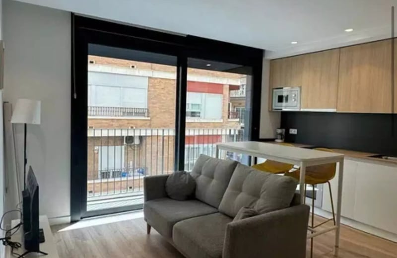 Long-term rental of a cozy renovated studio with AC in a new building in Elche, Spain