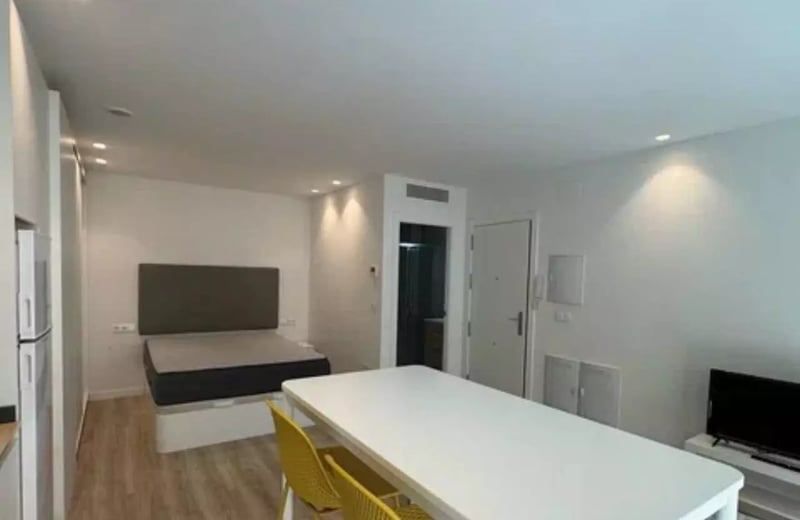 Long-term rental of a cozy renovated studio with AC in a new building in Elche, Spain