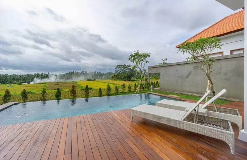 Long-term rental in Bali villa with rice field view and pool in Pejeng area