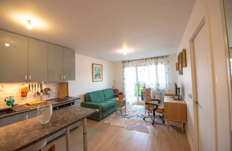 Long-term rental in France: 2-room apartment, 40 m², in Courbevoie with balcony and parking, near Paris