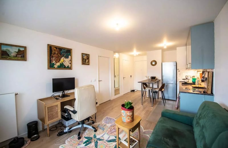 Long-term rental in France: 2-room apartment, 40 m², in Courbevoie with balcony and parking, near Paris