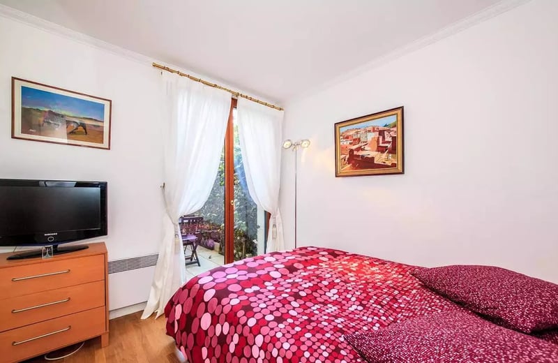 Long-term rental in Paris — 90 m², 3-room apartment with terrace and parking, ground floor