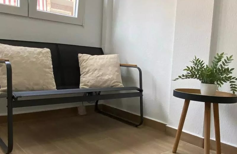 Long-term rental of a renovated studio in Torrevieja on the 4th floor with elevator and parking