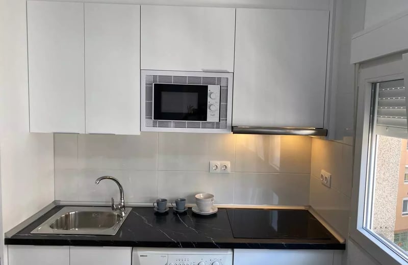 Long-term rental of a renovated studio in Torrevieja on the 4th floor with elevator and parking