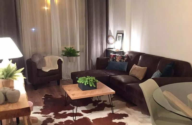 Long-term rental of a spacious 4-bedroom apartment in Alicante with patio, balcony, elevator, and parking near the center and port