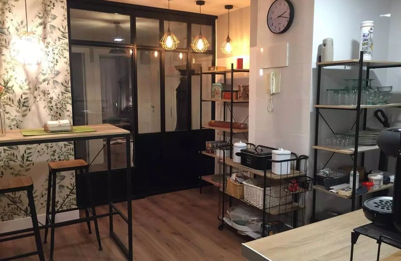 Long-term rental of a spacious 4-bedroom apartment in Alicante with patio, balcony, elevator, and parking near the center and port