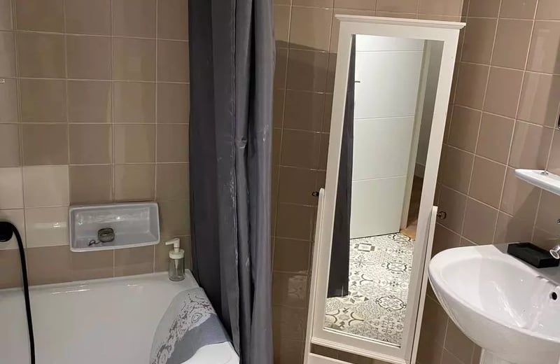 Long-term rental of a spacious 4-bedroom apartment in Alicante with patio, balcony, elevator, and parking near the center and port