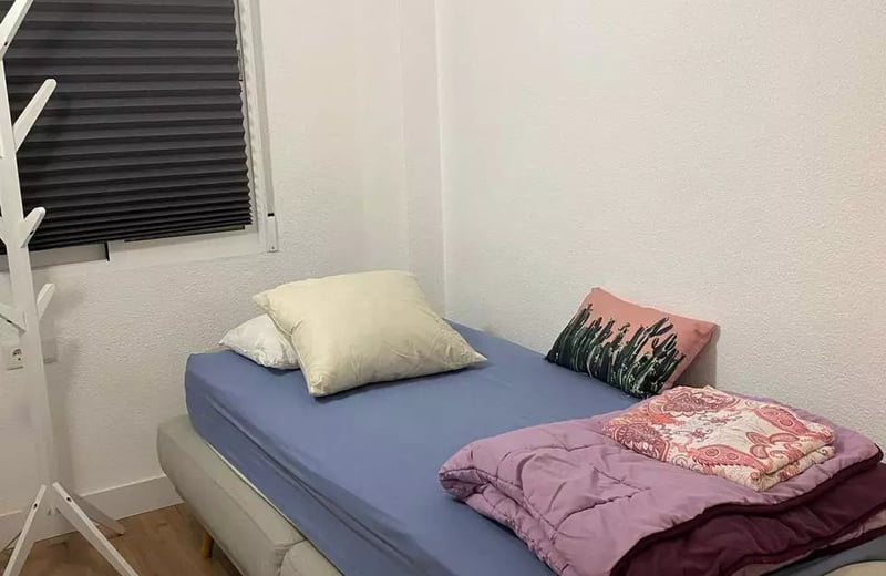 Long-term rental of a spacious 4-bedroom apartment in Alicante with patio, balcony, elevator, and parking near the center and port