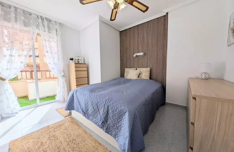 Долгосрочная аренда уютной 2-комнатной квартиры с бассейном в Торревьехе, всего в 2 минутах от пляжа Дель Кура