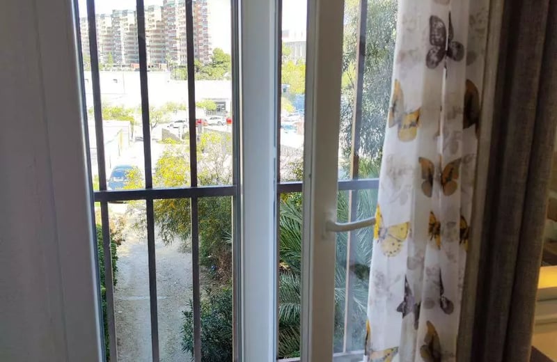 Alquiler a largo plazo en Alicante amplio apartamento de 3 dormitorios con balcón