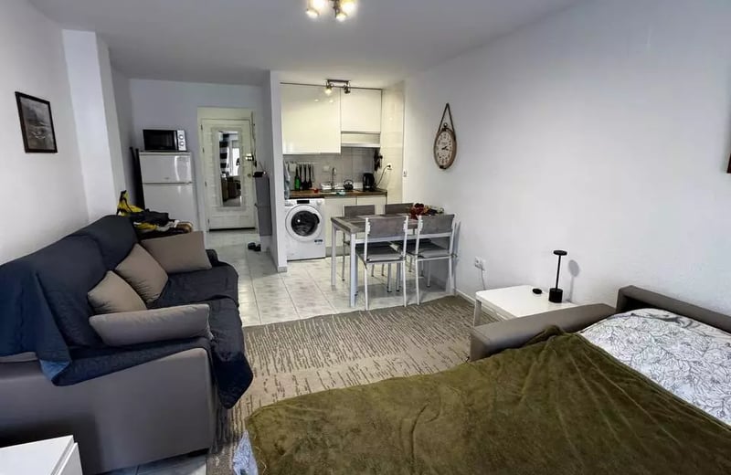 Long-term rent in Torrevieja spacious studio near Del Cura beach